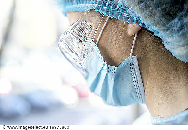 Happy Medical Surgical Doctor and Health Care  Portrait of Surgeon Doctor in PPE Equipment on Isolated Background. Medizin Weibliche Ärzte tragen Gesichtsmaske und Kappe für Patienten Chirurgie Arbeit.