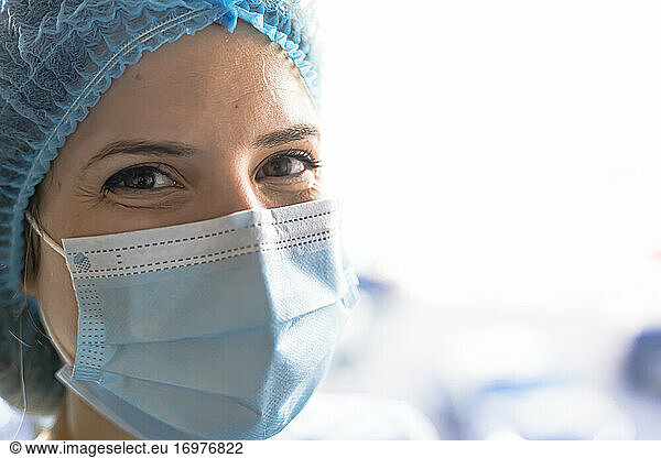 Happy Medical Surgical Doctor and Health Care  Portrait of Surgeon Doctor in PPE Equipment on Isolated Background. Medizin Weibliche Ärzte tragen Gesichtsmaske und Kappe für Patienten Chirurgie Arbeit.