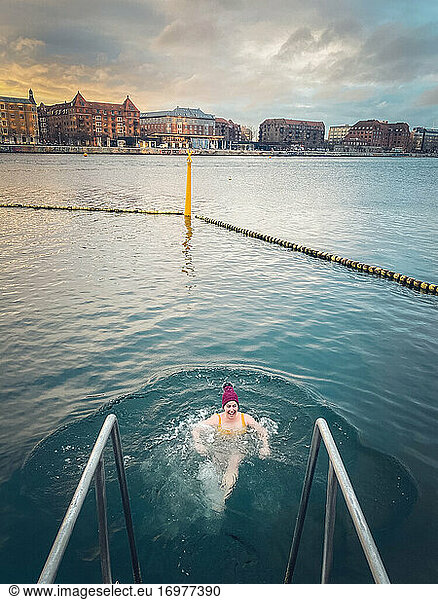 Happy Winter Bather Lächeln  nachdem sie sprang in das Wasser in Dänemark