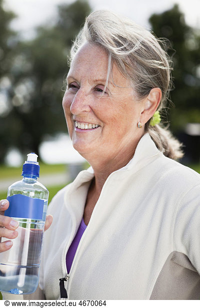 Happy woman holding waterbottle