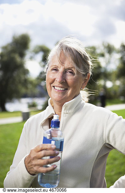 Happy woman holding waterbottle