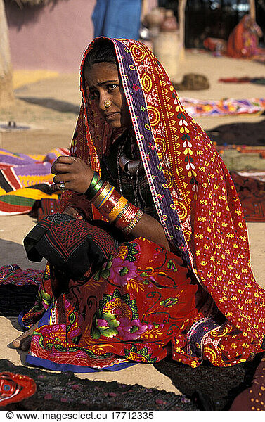 Harijan Woman Dressed In Colorful Sari Selling Textiles  Ludia  Gujarat  Indien