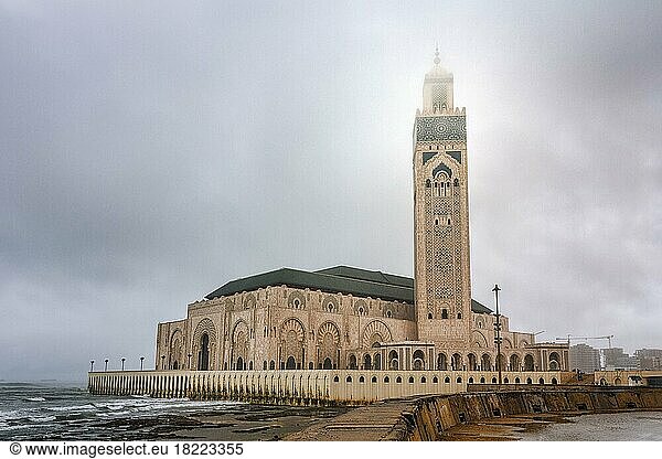Hassan-II. -Moschee an Felsenküste  maurische Architektur  wolkenverhangen  Minarett im Nebel  düstere Atmosphäre  Casablanca  Marokko  Afrika