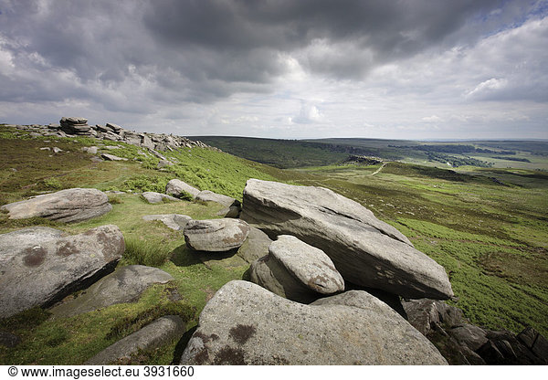 Hathersage Moor Blick von Higger Tor nach Carl Wark Fort aus der Eisenzeit Peak District National Park Derbyshire England Vereinigtes Königreich Europa