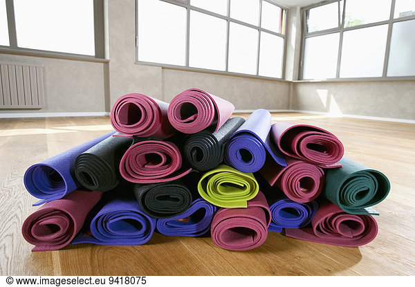 Haufen Farbaufnahme Farbe Close-up Yoga Matte Studioaufnahme