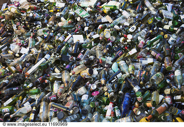 Haufen recycelter Flaschen in einem Recyclingzentrum.