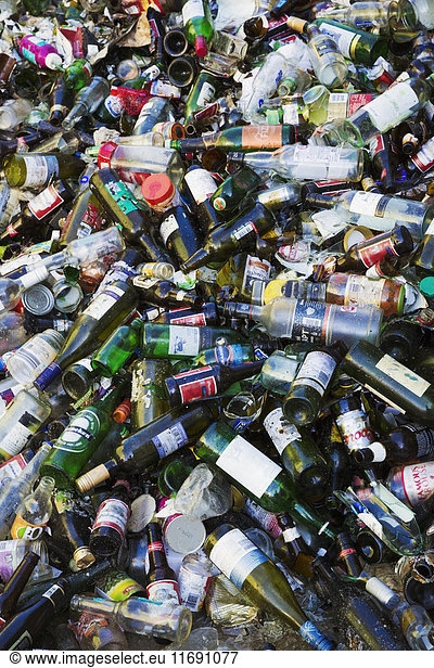 Haufen recycelter Flaschen in einem Recyclingzentrum.