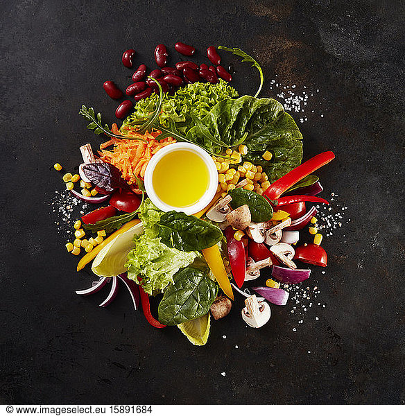 Haufen verschiedener kulinarischer Zutaten für Salat