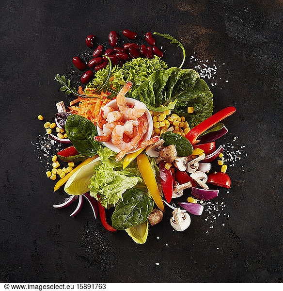 Haufen verschiedener kulinarischer Zutaten für Salat