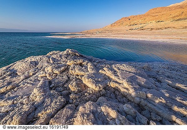 Haufen von Halitablagerungen am Ufer des Toten Meeres in Jordanien.