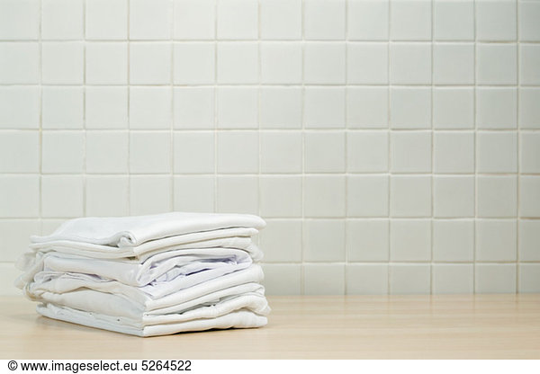 Haufenweise saubere weiße Wäsche
