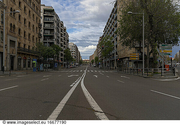 Hauptallee Salamanca ohne Menschen und ohne Autos während der Quara