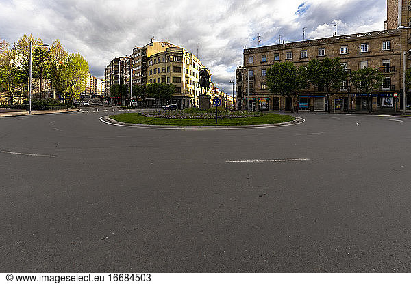 Hauptallee Salamanca ohne Menschen und ohne Autos während der Quara