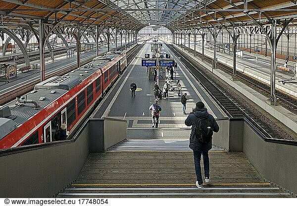 Hauptbahnhof  Innenraumaufnahme mit Menschen und Nahverkehrzug  Lübeck  Schleswig-Holstein  Deutschland  Europa