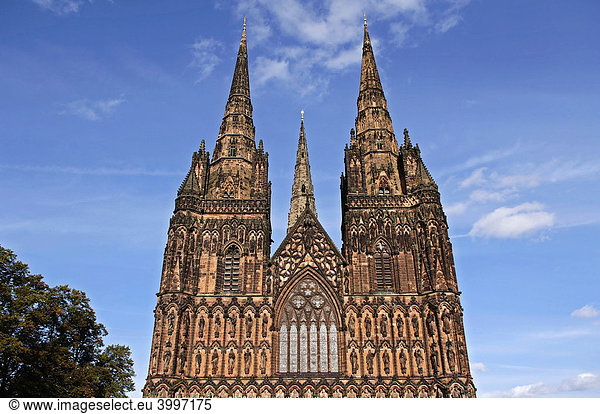 Hauptfassade der gotischen Kathedrale  Lichfield  England  Europa