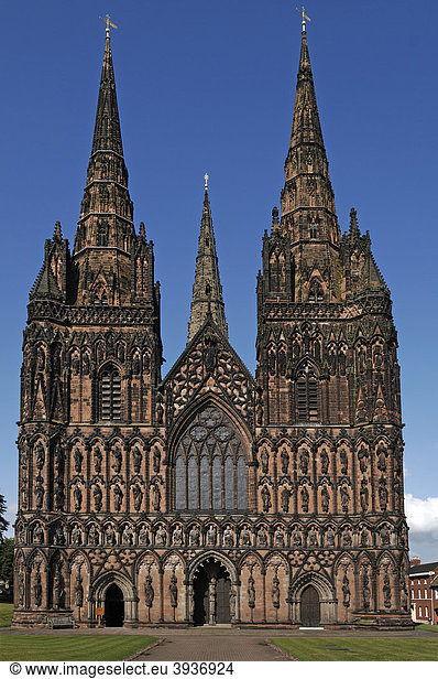Hauptfassade der Lichfield Kathedrale  Decorated Style  englische Gotik  1256-1340  The Close  Lichfield  England  Großbritannien  Europa
