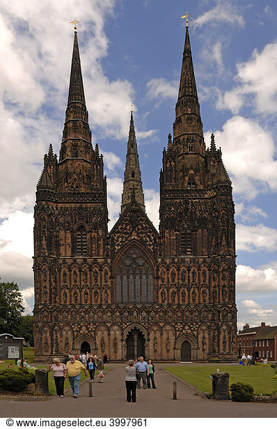 Hauptfassade der Lichfield Kathedrale  1256-1340  Decorated Style  englische Gotik  The Close  Lichfield  England  Großbritannien  Europa