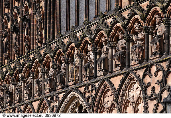 Hauptfassade  Detail  mit Heiligenfiguren der Lichfield Kathedrale  Decorated Style  englische Gotik  1256-1340  The Close  Lichfield  Staffordshire  England  Großbritannien  Europa
