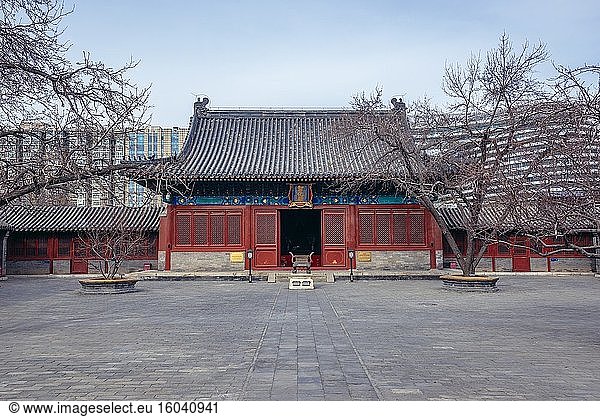Haupthalle des buddhistischen Zhihua-Tempels - Tempel der Weisheit im Lumicang-Hutong  Chaoyangmen-Gebiet des Bezirks Dongcheng in Peking  China.