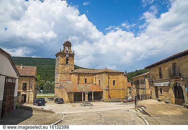 Hauptplatz und Kirche. Molinos de Duero  Provinz Soria  Kastilien-León  Spanien.