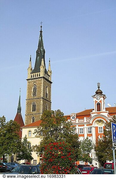 Hauptplatz von Caslav: Rathaus und Kirchturm. Vysocina  Tschechische Republik.
