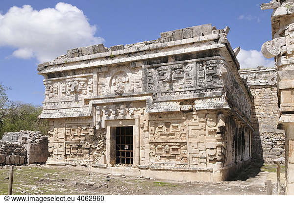 Haus der Nonnen  Seitenteil  Zona Central  Chichen Itza  neues Weltwunder  Maya und Tolteken Ausgrabungsstätte  Halbinsel Yucatan  Mexiko  Zentralamerika