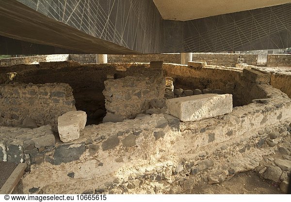 Haus des Petrus  überbaut mit moderner Petruskirche als Schutz  Ausgrabungen von Kapernaum  auch Kafarnaum  biblisches Dorf am See Genezareth  Israel  Asien