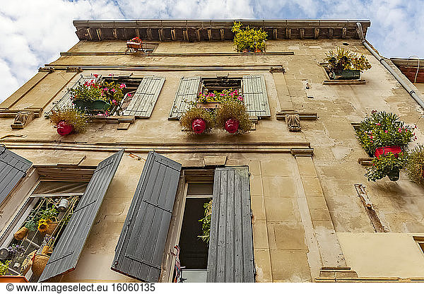 Haus mit Fensterläden und Blumenhängekörben; Arles  Provence  Frankreich