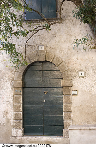 Haus mit grüner Eingangstür  Limone sul Garda  Italien  Europa