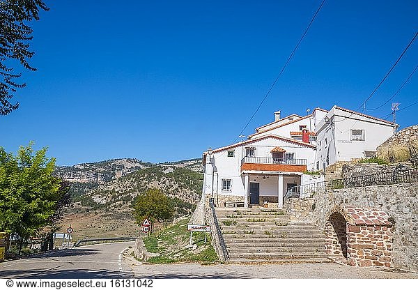 Haus und Landschaft. Huelamo  Provinz Cuenca  Kastilien-La Mancha  Spanien.