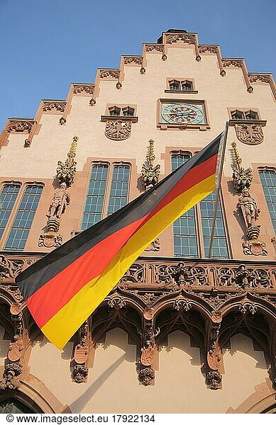 Haus zum Römer mit deutschen Nationalflagge  deutsch  deutsche  Römerberg  Altstadt  Main  Frankfurt  Hessen  Deutschland  Europa