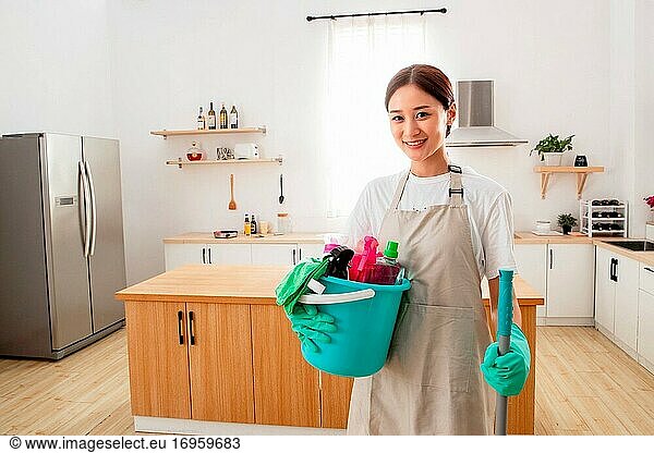 Hausangestellte für die Reinigung des Zimmers