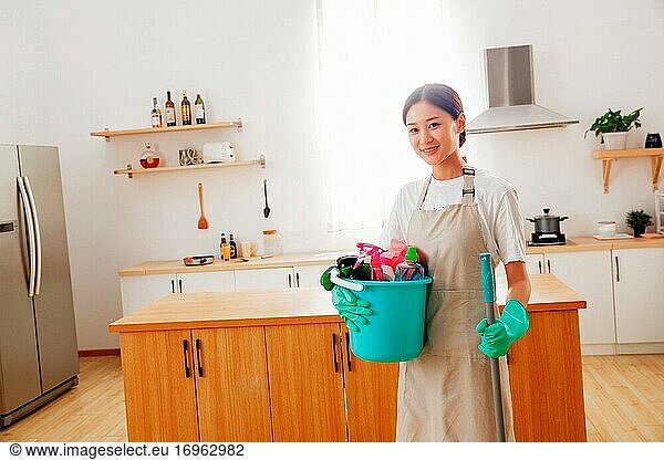 Hausangestellte für die Reinigung des Zimmers