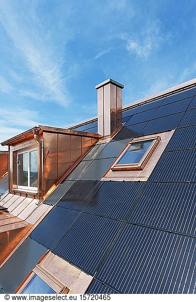 Hausdach  Indach-Photovoltaikmodule  Kupfereindeckung  renoviert  ausgebautes Dachgeschoss  Dachausbau  Schweiz  Europa