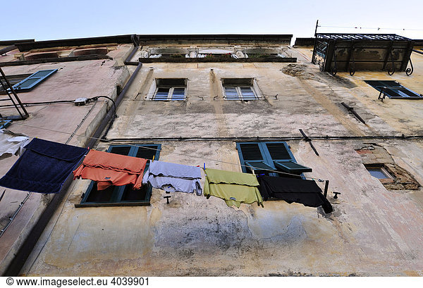 Hausfassade mit Wäscheleine in Dolcedo  Riviera dei Fiori  Ligurien  Italien  Europa Hausfassade