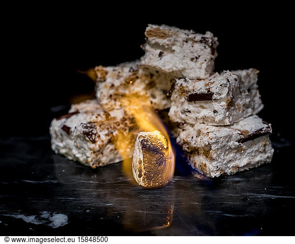 Hausgemachte S'mores-Marshmellows hinter einem flammenden Marshmallow