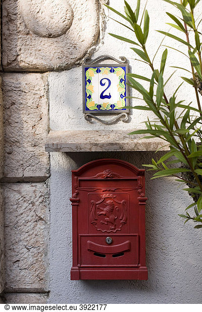 Hausnummer 2 mit Zitronen und Mailbox  Limone sul Garda  Italien  Europa