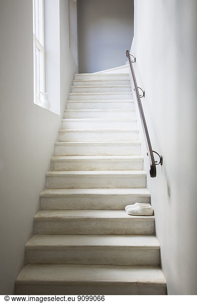 Hausschuhe auf weiß getünchter Treppe