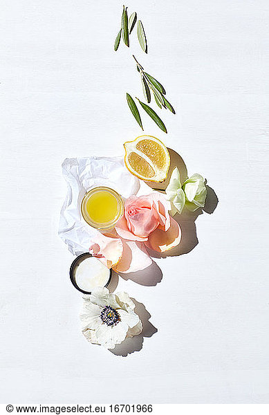 Hautpflegeprodukt mit frischer Zitrone  Blumen