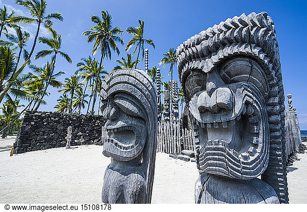 Hawaii  Big Island  Puuhonua o Honaunau National Historical Park  wooden statues