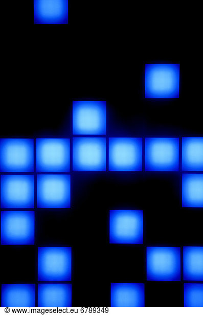 Hawaii  Oahu  blau Cube Blöcke fallen auf dem Bildschirm in einem Spiel-Raum.