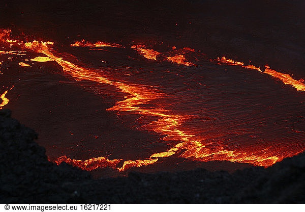 Hawaii  Puu Oo crater  lake of lava