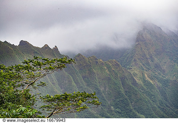 Hawaiianische Bergkette in den Wolken