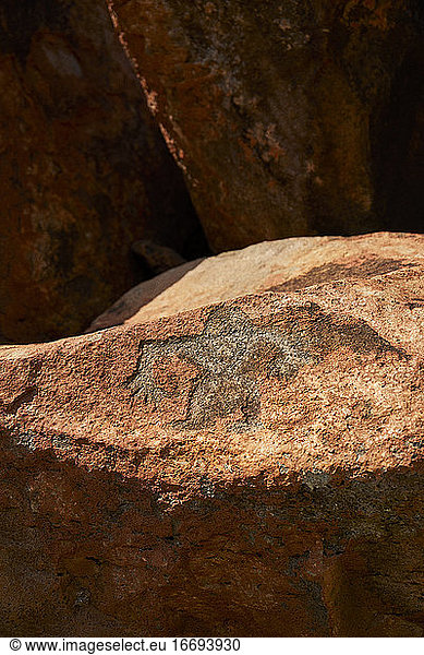 Hawaiianische Petroglyphen am Wegesrand in Lanai