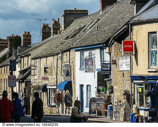 Hay-on-Wye  Powys  Wales  Vereinigtes Königreich. Szene in der Castle Street. Die Stadt ist berühmt für ihre zahlreichen Buchläden.