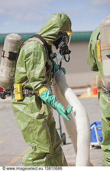 HazMat-Feuerwehrmann  der eine chemische HazMat-Sperre anbringt