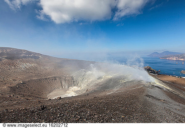 Heiße Quelle im staubigen Krater