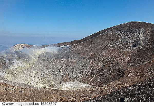 Heiße Quelle im staubigen Krater