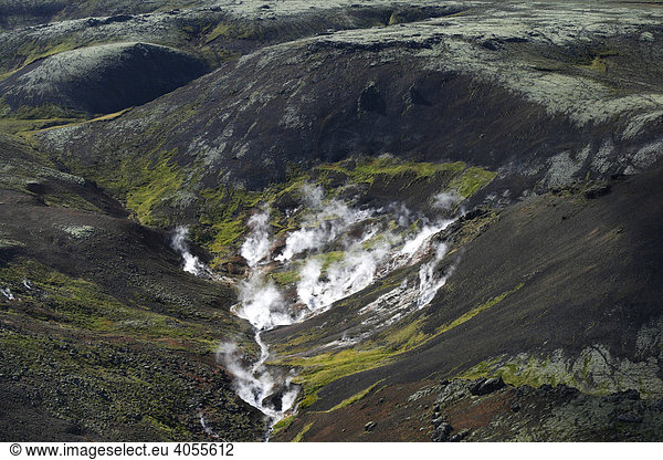 Heiße Quellen dampfen aus dem geothermalen Gebiet am Vulkan Hengill in der Nähe des Geothermalkraftwerkes Nesjavellir in Südisland  Island  Europa