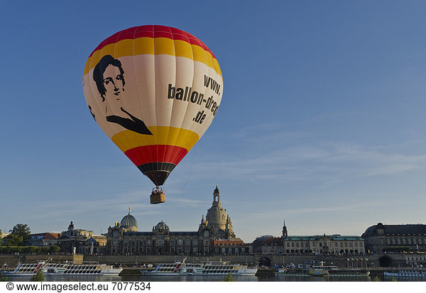 Heißluftballon ¸ber der Br¸hlschen Terrasse und der Frauenkirche  Dresden  Sachsen  Deutschland  Europa